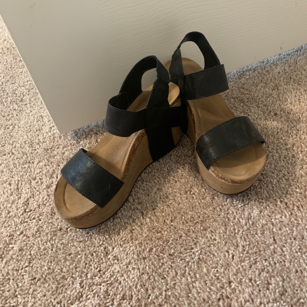 Black, size 8.5, pierre Dumas wedges!